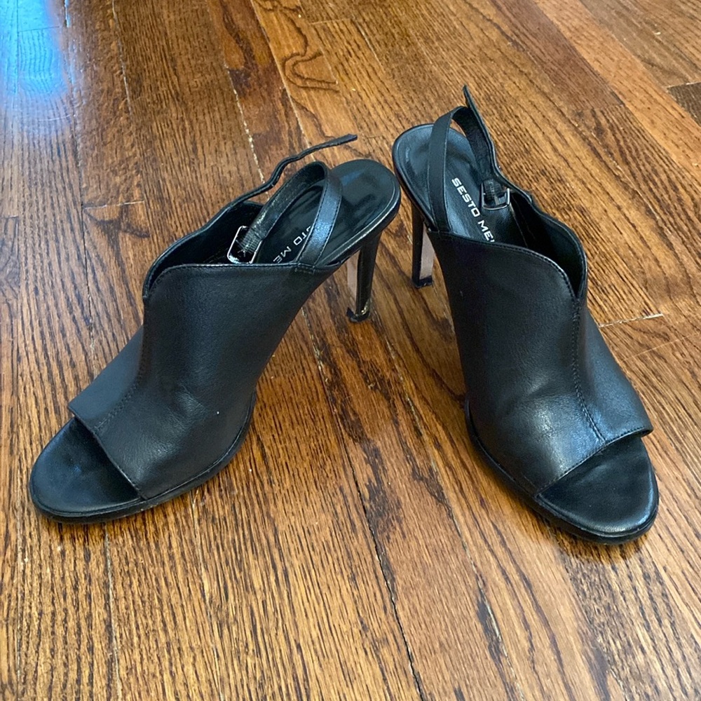 Sesto Meucci 6.5M black leather open toe sandals with 3.5” heel.